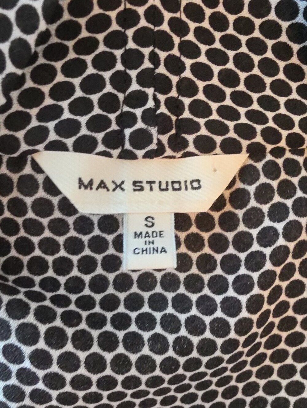 Max Studio Black & White Sleeveless V-Neck Geometric Top - Picture 9 of 10